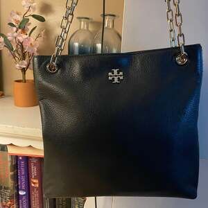 Tory Burch Frida Swingpack in Black Pebbled Leather
